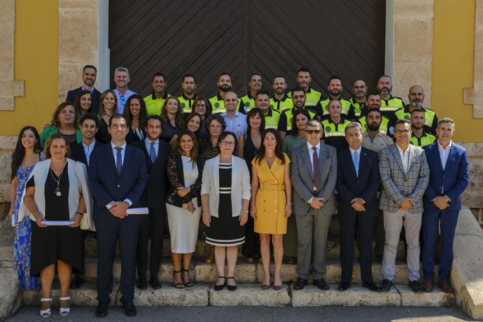 La presidenta y el comité de dirección de la APA con los empleados públicos que han tomado posesión.