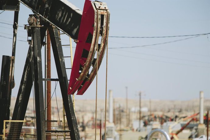 Archivo - Un campo de extracción de petróleo en Bakersfield, en California