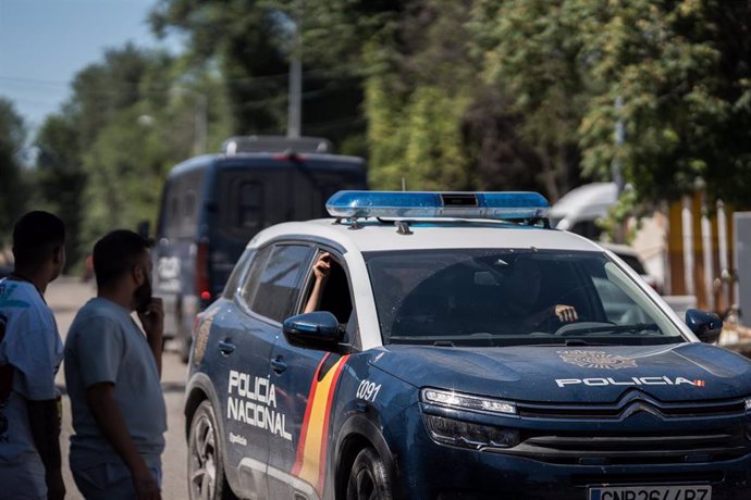 Archivo - Un coche de la Policía Nacional permanece en el sector seis de la Cañada Real Galiana tras una redada, a 2 de agosto de 2023, en Madrid (España). 