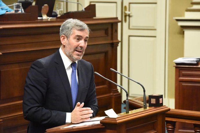 Archivo - El presidente del Grupo Nacionalista Canario, Fernando Clavijo, interviene desde la tribuna en el Parlamento de Canarias