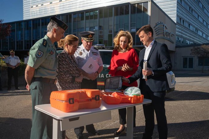 Fundación Rioja Salud hace entrega de 40 desfibriladores a la Policía Nacional y a la Guardia Civil
