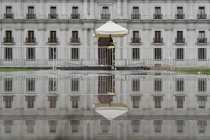 Archivo - Agente de Carabieros frente al palacio de La Moneda, en Santiago de Chile