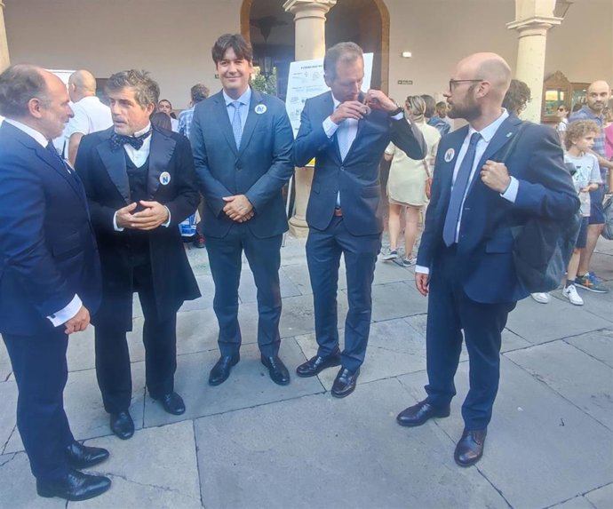 El rector de la Universidad de Oviedo, Ignacio Villaverde; y el consejero de Ciencia, Empresas, Formación y Empleo, Borja Sánchez, durante la inaguración de 'La Noche Europea de los Investigadores e Investigadoras'