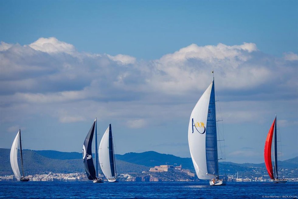 Alarife 100 en primer término junto al resto de Superyachts en plena empopada
