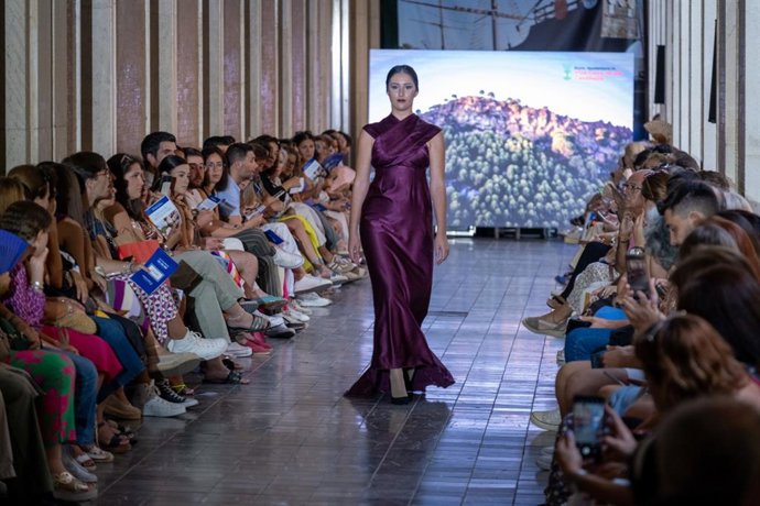 Desfile en la Gran Vía de Huelva