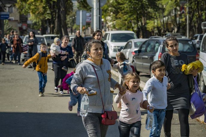 Archivo - Población evacuada en Nagorno Karabaj