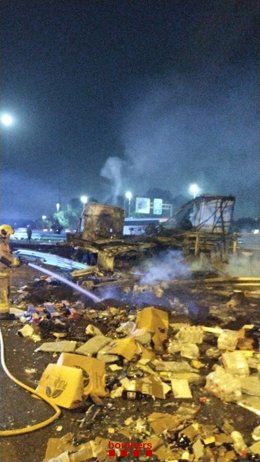 El incendio de un camión corta la autopista AP-7 a la altura de Sant Cugat del Valls (Barcelona) en dirección a Tarragona.