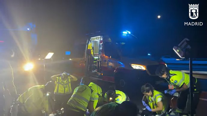 Sanitarios del Samur atienden a un hombre tras sufrir un atropello