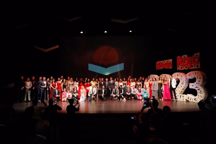 Foto de familia que cierra la X edición de la gala de los premios de Círculo Rojo, en Roquetas de Mar (Almería)