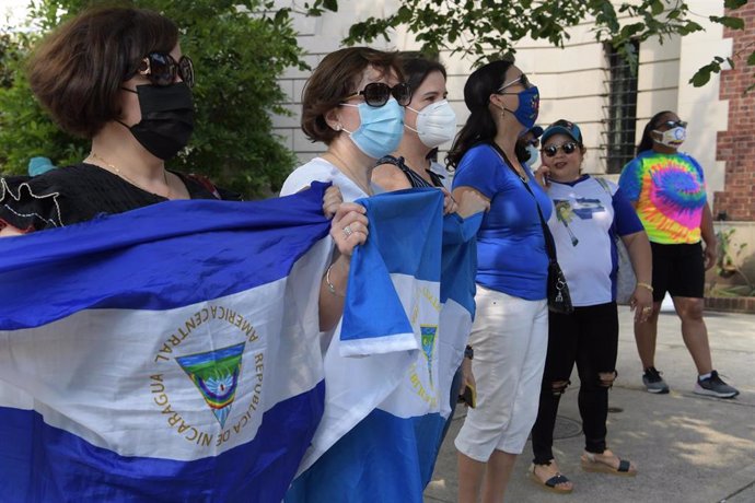 Archivo - Nicaragüenses manifestandose en la embajada de Washington, Estados Unidos, contra el presidente Daniel Ortega