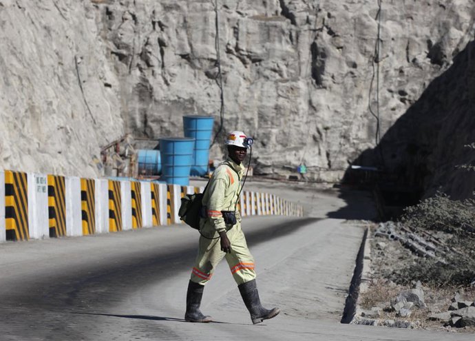 Archivo - NGEZI (Zimbabwe), May 30  A mine worker gets out of an underground mine at Zimplats in Ngezi, Zimbabwe, May 30, 2014. Zimbabwe's biggest platinum producer Zimplats announced Friday that it will invest 100 million U.S. dollars to set up a refin