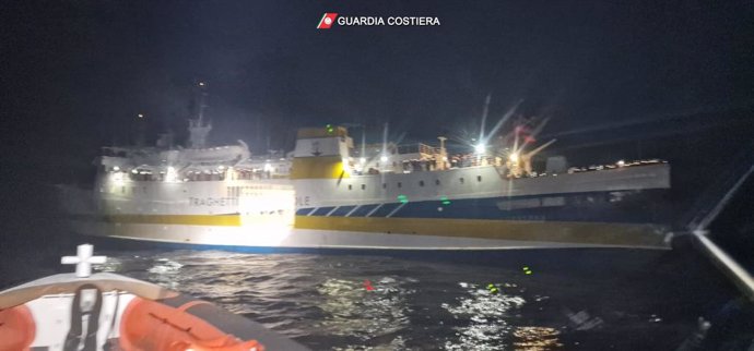 Un ferry italiano que transportaba migrantes desde Lampedusa se incendia