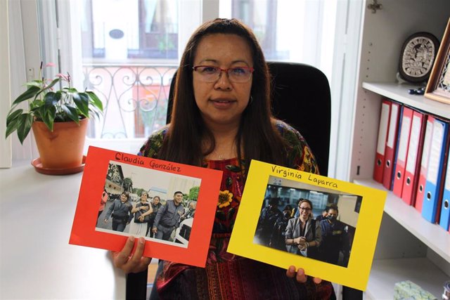 La abogada guatemalteca Weny López sostiene las fotografías de Claudia González, exfuncionaria de la Comisión Internacional Contra la Impunidad en Guatemala (CICIG), y Virginia Laparra, exfiscal anticorrupción y su cliente.