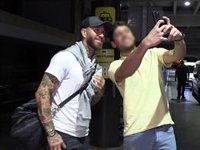 Sergio Ramos regresa a Sevilla: sonriente, atento con sus fans y parco en palabras sobre el robo en su finca