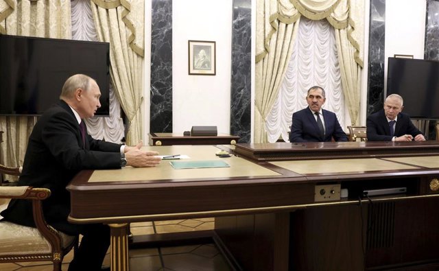 Vladimir Putin (I) se reúne con el viceministro de Defensa ruso, Yunus-Bek Yevkurov (centro)  y el ex comandante del grupo Wagner Andrei Troshev (D)