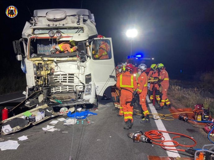 Herido leve un hombre tras chocar dos camiones en la A-35 en Vallada