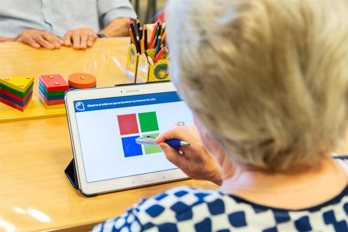 Archivo - Una anciana con una tablet. Imagen de archivo.