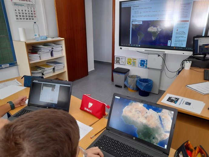 Alumnos del colegio de San Ignacio del Viar fotografían la Tierra