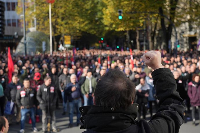 Archivo - Un grupo de personas pertenecientes a los sindicatos CCOO, LAB, UGT, ESK, CGT y CNT del metal se manifiesta en las inmediaciones de la sede de la Federación Vizcaína de Empresas del Metal (FVEM)