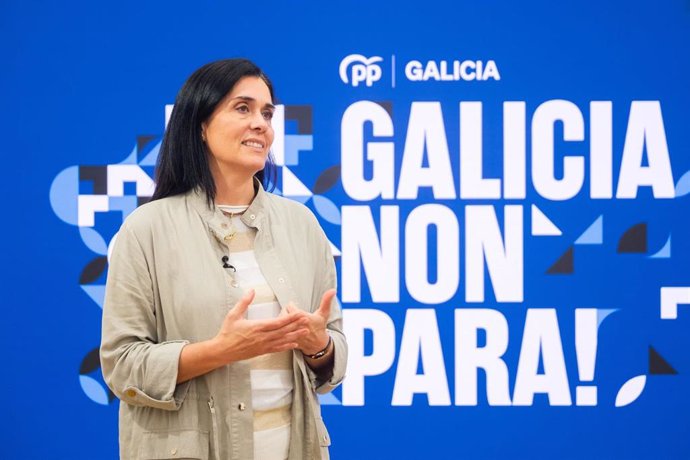 A secretaria xeral do PPdeG, Paula Prado, presenta a campaña 'Galicia non para!'.