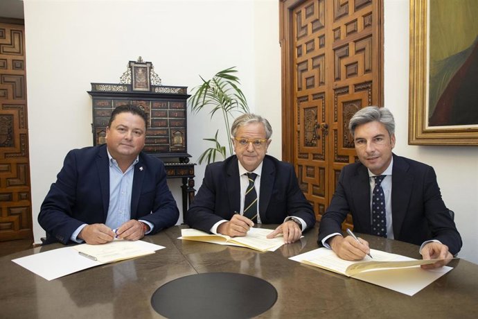 Firma convenio Salvador Fuentes y Andrés Lorite con el alcalde de Montemayor.