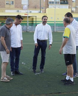 Ediles del PSOE en el campo de fútbol base municipal de Cruz de Humilladero