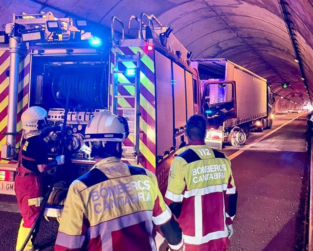 Sofocan el incendio de un camión en el Túnel de Pedredo.