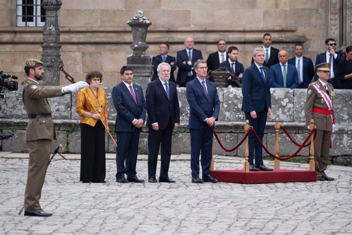 Archivo - La alcaldesa de Santiago, Goretti Sanmartín (2i); el nuevo delegado del gobierno en Galicia, Pedro Blanco (3i); el presidente del Parlamento de Galicia, Miguel Ángel Santalices (4i); el presidente del Partido Popular y candidato a la presidenc