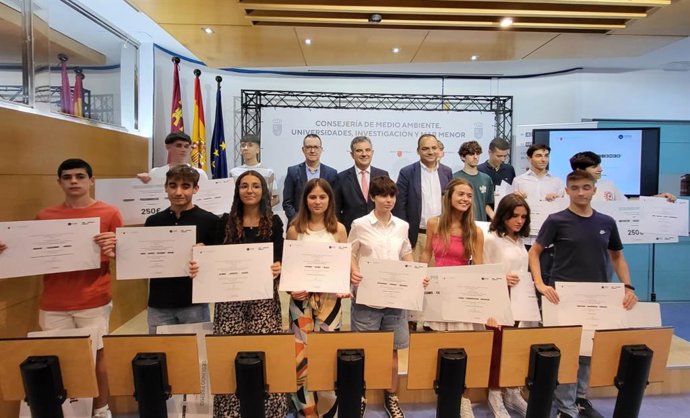 El consejero de Medio Ambiente, Universidades, Investigación y Mar Menor, Juan María Vázquez, junto a los alumnos galardonados y sus profesores en la primera edición de los premios 'Fake Science Hunters'.