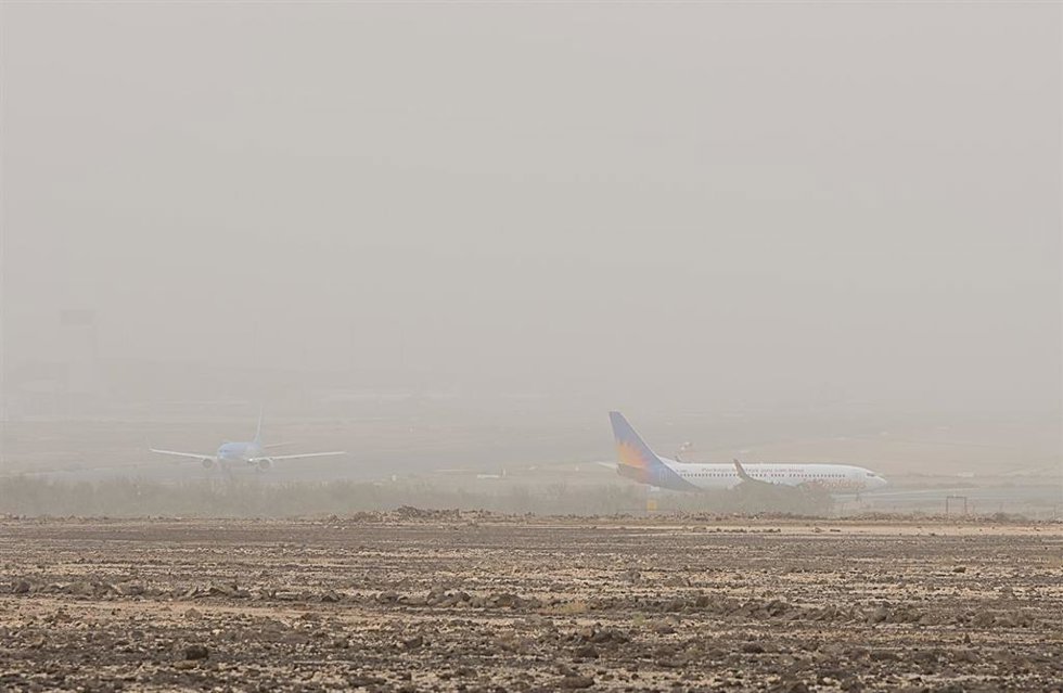 Archivo - La calima visible en el Aeropuerto de Fuerteventura (FUE), a 13 de febrero de 2023, en Fuerteventura, Canarias (España). Las islas de la provincia de Las Palmas -Gran Canaria, Lanzarote y Fuerteventura- está en aviso amarillo por calima y una 