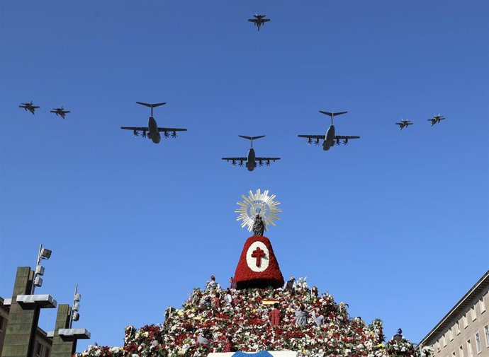 Archivo - Aviones del Ala 15 y 31 vuelan por encima de la Virgen del Pilar durante la tradicional ofrenda de flores en el día de su festividad, a 12 de octubre de 2022, en Zaragoza.