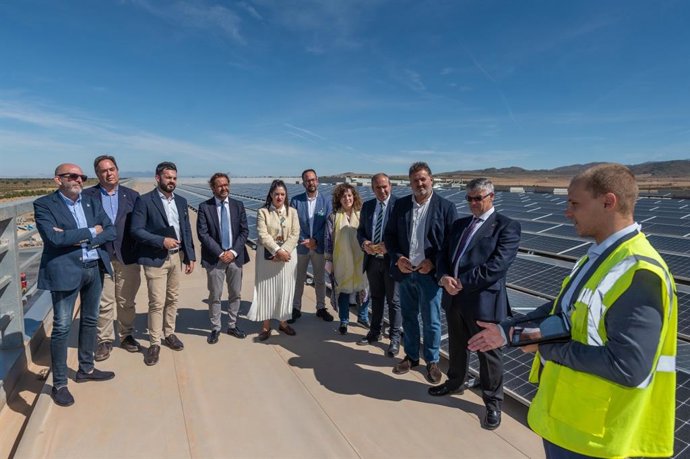 La Junta visita la planta de autoconsumo de Mercadona en Guadix, la más grande en la provincia.