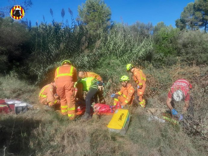 Rescatan a un ciclista tras sufrir una caída en la zona de Les Salines de Manuel (Valencia)