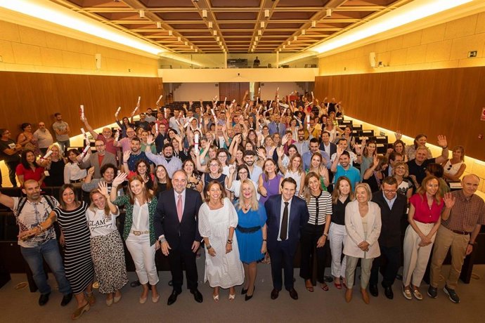 Entrega de los títulos oficiales a la plantilla municipal.