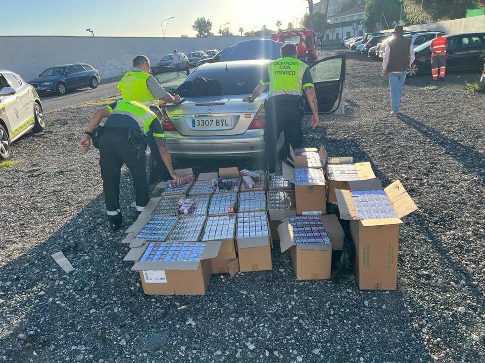 Agentes de la Guardia Civil interceptan las cajetillas de tabaco de contrabando.