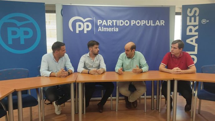 El secretario de Autónomos del PP de Almería, Esteban Carrión, y el presidente de Nuevas Generaciones de Almería, Diego Martínez, en una reunión con representantes de la Asociación de Jóvenes Empresarios de Almería.