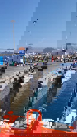 Llegada del cayuco al puerto de Los Cristianos