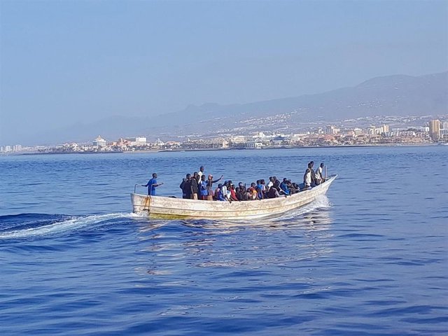 A cayuco with 43 migrants arrives in Tenerife A cayuco in which 43 migrants were traveling, 11 of them minors, arrived today, Saturday, at the port of Los Cristianos, in Tenerife, from Senegal.