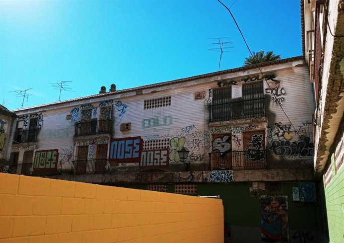 Edificios en mal estado de la calle Vascongadas, cerca de la Alameda de Hércules.