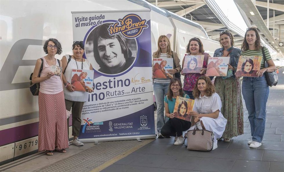 Un grupo de Noelias viaja en tren hasta Valncia en el cincuenta aniversario del fallecimiento de Nino Bravo