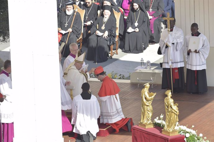 El Papa Francisco (i) nombra cardenal al arzobispo de Madrid, Jose Cobo (d) en la basílica vaticana de San Pedro, a 30 de septiembre de 2023, en Roma, (Italia). El Papa Francisco celebra un consistorio en el que crea a 21 nuevos cardenales, entre ellos,