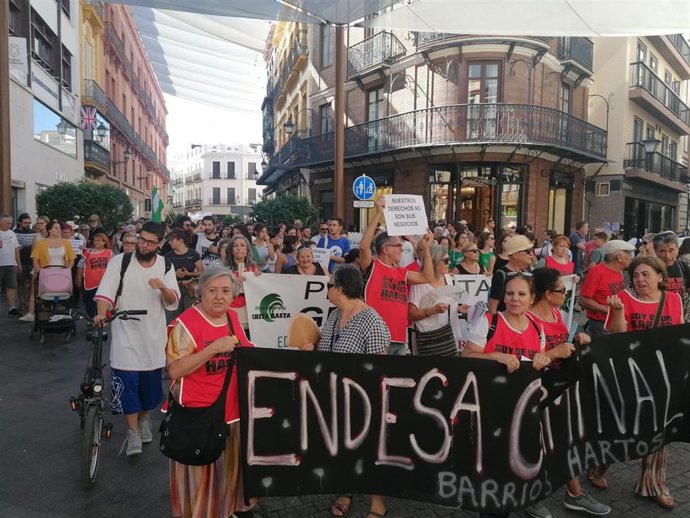 Manifestantes recorren las calles del centro de Sevilla convocados por la plataforma Barrios Hartos en protesta contra los cortes de luz y la subida del agua.