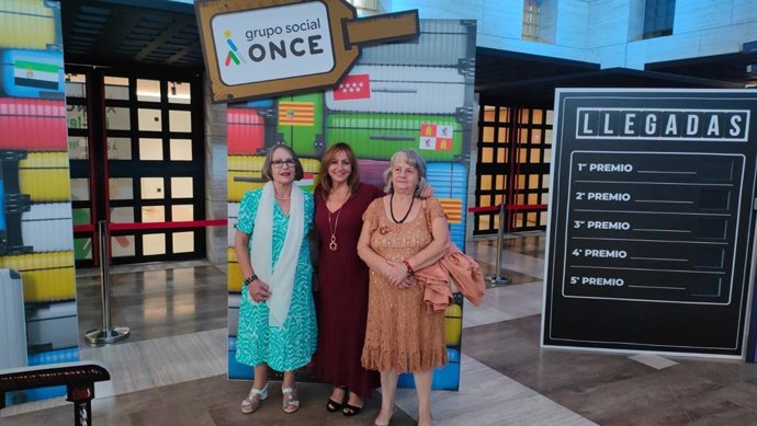 La ONCE premia el programa 'radio de cerca' en la categoría de medios de comunicación.
