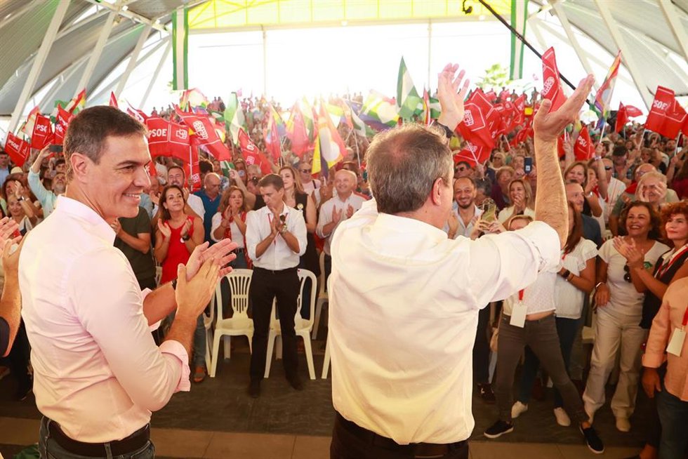 El presidente del Gobierno de España y secretario general del PSOE, Pedro Sánchez, (i) junto a el secretario general del PSOE de Andalucía y Portavoz del Grupo Parlamentario Socialista, Juan Espadas, (d) durante la participación en un acto público en La