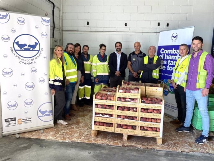 El Ayuntamiento de Granada acompaña a Inagra en una iniciativa solidaria a beneficio del Banco de Alimentos.