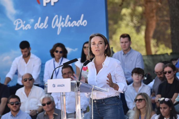 La secretaria general del PP, Cuca Gamarra, interviene durante el acto del Día del Afiliado del Partido Popular de Aragón, en el Parque de Atracciones de Zaragoza.