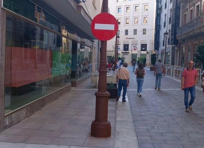 El Ayuntamiento de Huelva reabre el tráfico para los vehículos autorizados en las nuevas calles peatonales del centro.