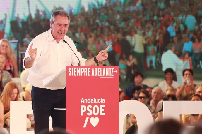 El secretario general del PSOE de Andalucía y Portavoz del Grupo Parlamentario Socialista, Juan Espadas, durante la participación en un acto público en La Rinconada, a 30 de septiembre de 2023, en Sevilla (Andalucía, España). El secretario general del P