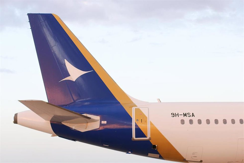 Archivo - Vuelo de la aerolínea libia MedSky