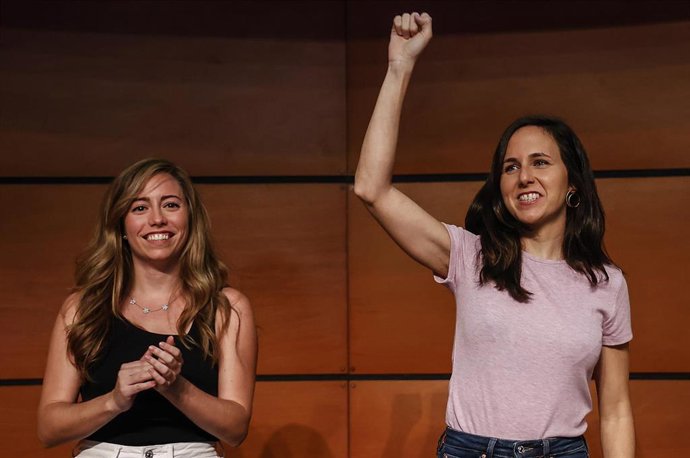 La secretaria de Acción Institucional de Podemos, María Teresa Pérez (i) y la secretaria general de Podemos, Ione Belarra (d), mantienen un encuentro con la militancia valenciana